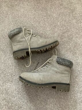 Women's grey winter booties